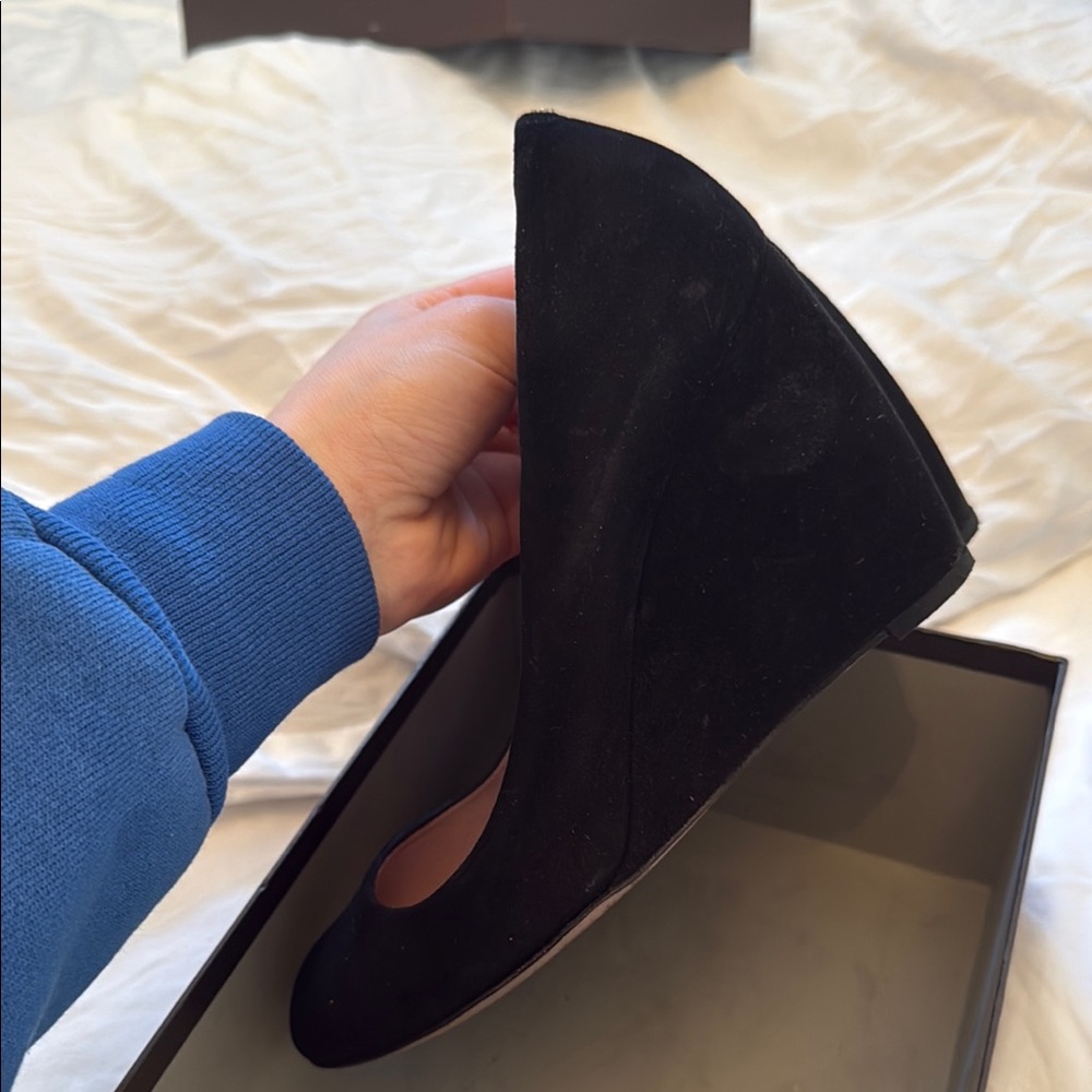 Gucci Black Wedge Shoes with Elegant Design - Picture 4 of 6